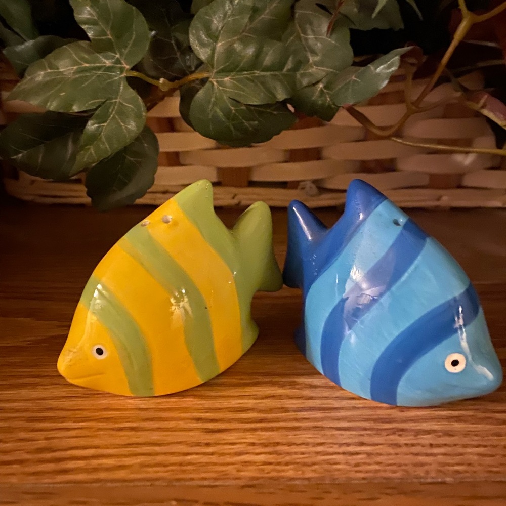 COLORFUL FISH SALT AND PEPPER SHAKERS - Picture 2 of 2